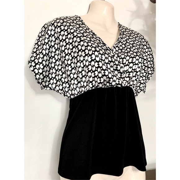 Black/white blouse - Picture 10 of 10